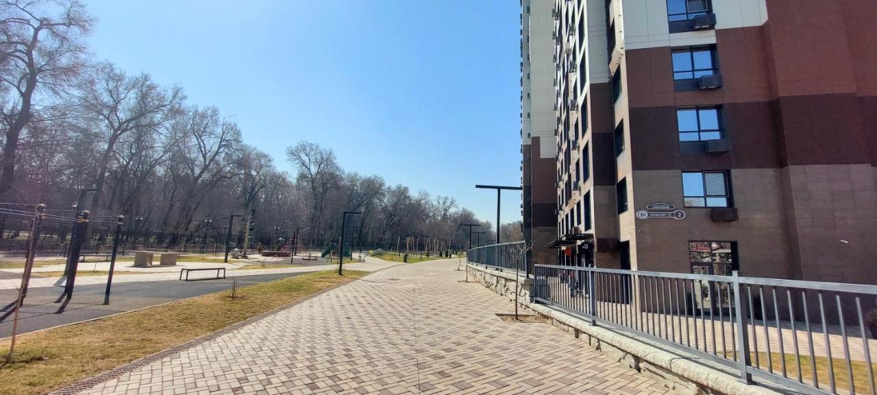 Уютная Стильная Квартира Возле Центрального Парка Горького! Apartment Алма Ата Екстериор снимка